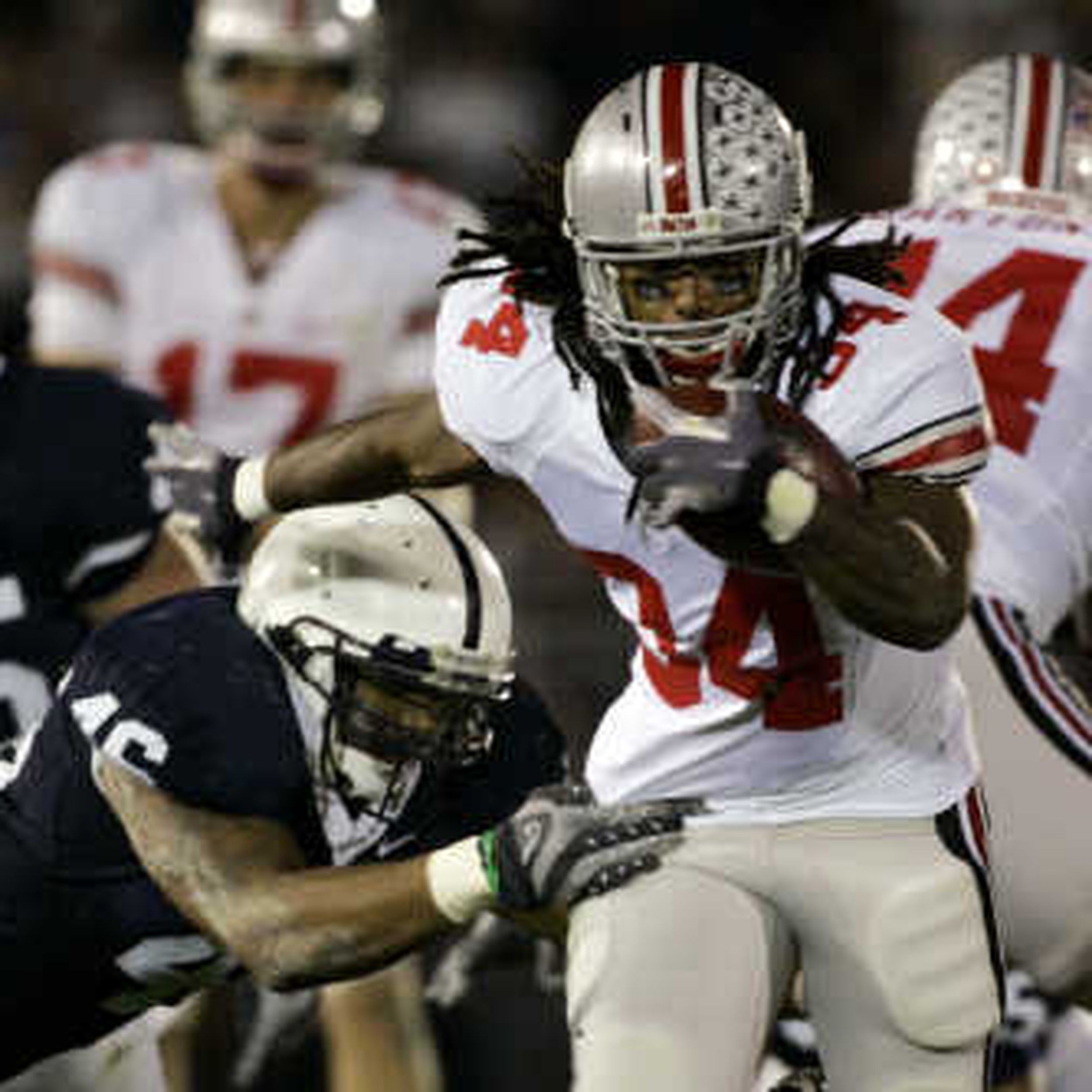 West Virginia's Steve Slaton (10) runs away from East Carolina's