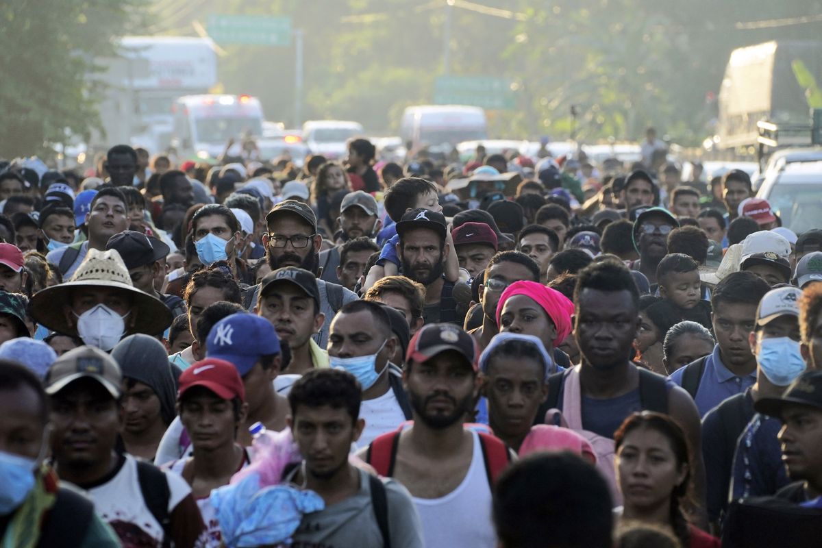 A caravan of migrants, mostly from Central America, head north along coastal highway just outside of Huehuetan at Chiapas State, Mexico, on Sunday, October 24, 2021. (Marco Ugarte)