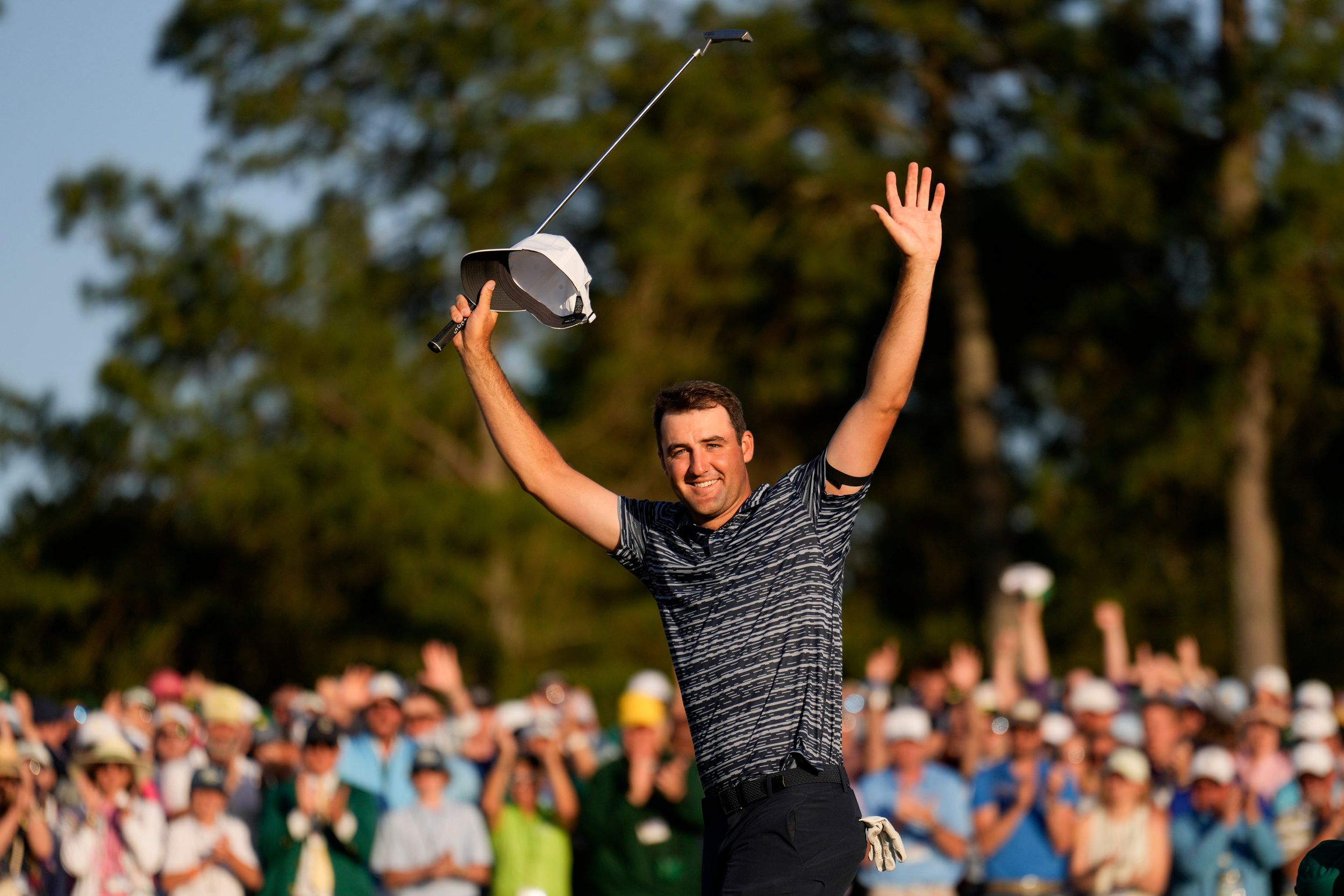 Scottie Scheffler gets Masters green jacket to go with No. 1 ranking