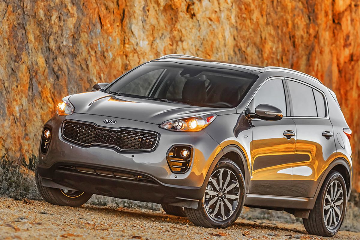 The Sportage crams more action into its front third than most crossovers do from stem-to-stern. It’s a seriously stylized, crease-free smorgasbord of curved protrusions, stylized lamps — of head, driving and fog varieties — and sculpted sheet metal. (Kia)