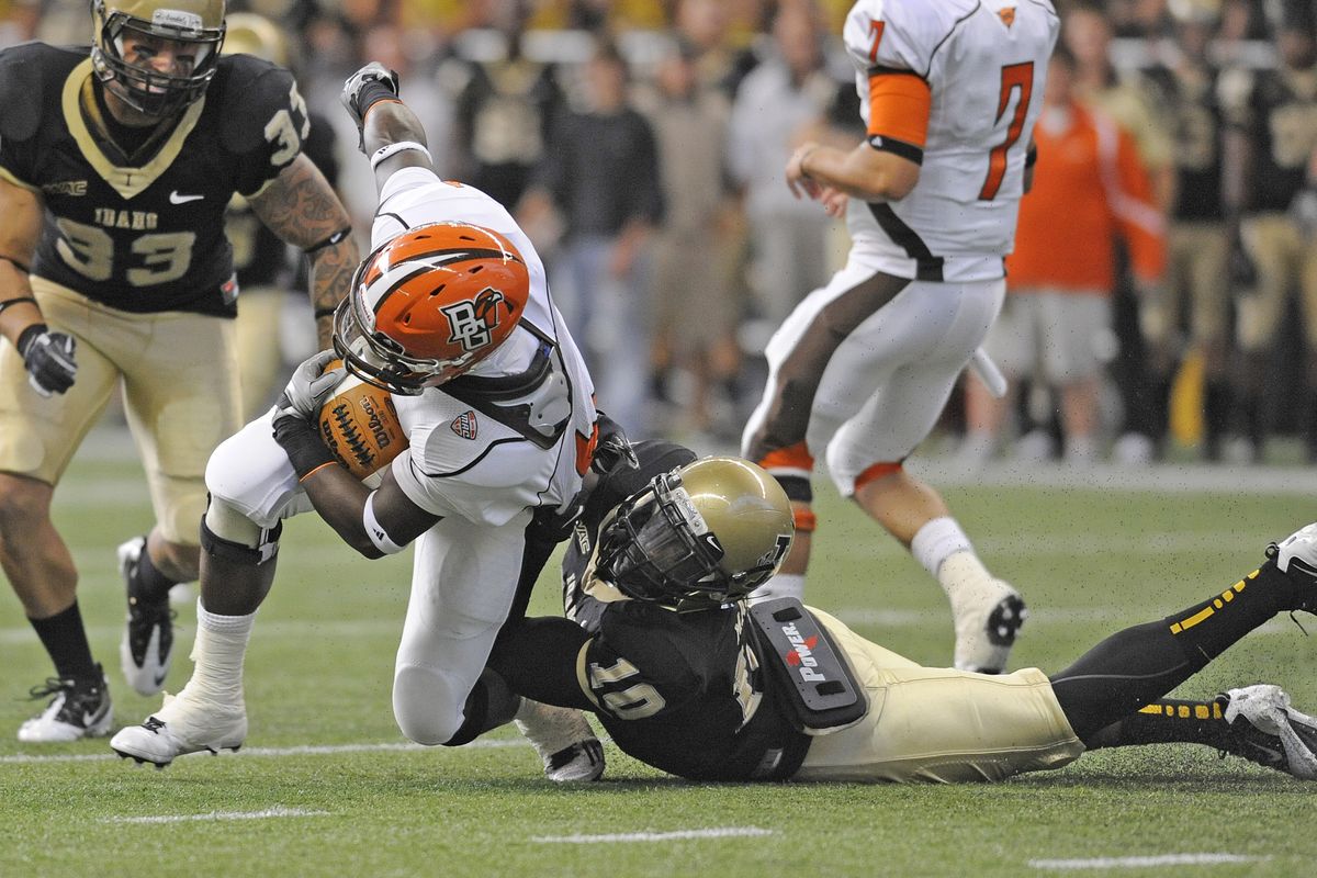 UI’s Benson Mayowa drags down Bowling Green’s Jordan Hopgood, who ran for 45 yards and a TD against the Vandals in Thursday’s opener. (Christopher Anderson)