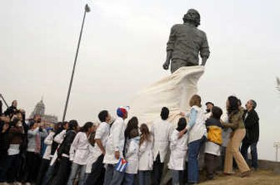 
Children unveil a statue of Cuba's Argentine-born revolutionary hero Ernesto 
