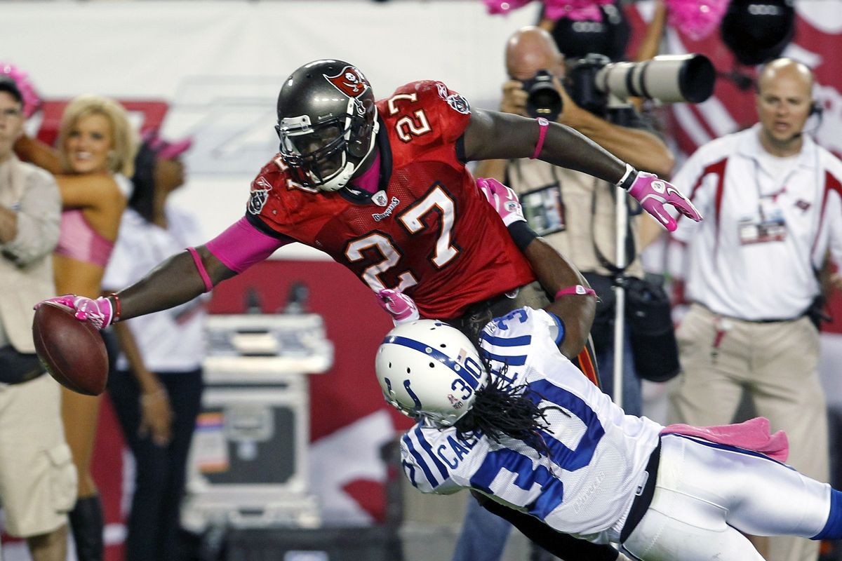 Tampa Bay’s LeGarrette Blount dives in the end zone to score the winning touchdown on a 35-yard run. (Associated Press)