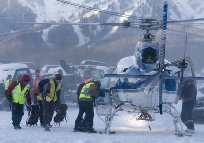 Members of a search and rescue team board a helicopter in Fernie, B.C.,  on Tuesday.  (Associated Press / The Spokesman-Review)