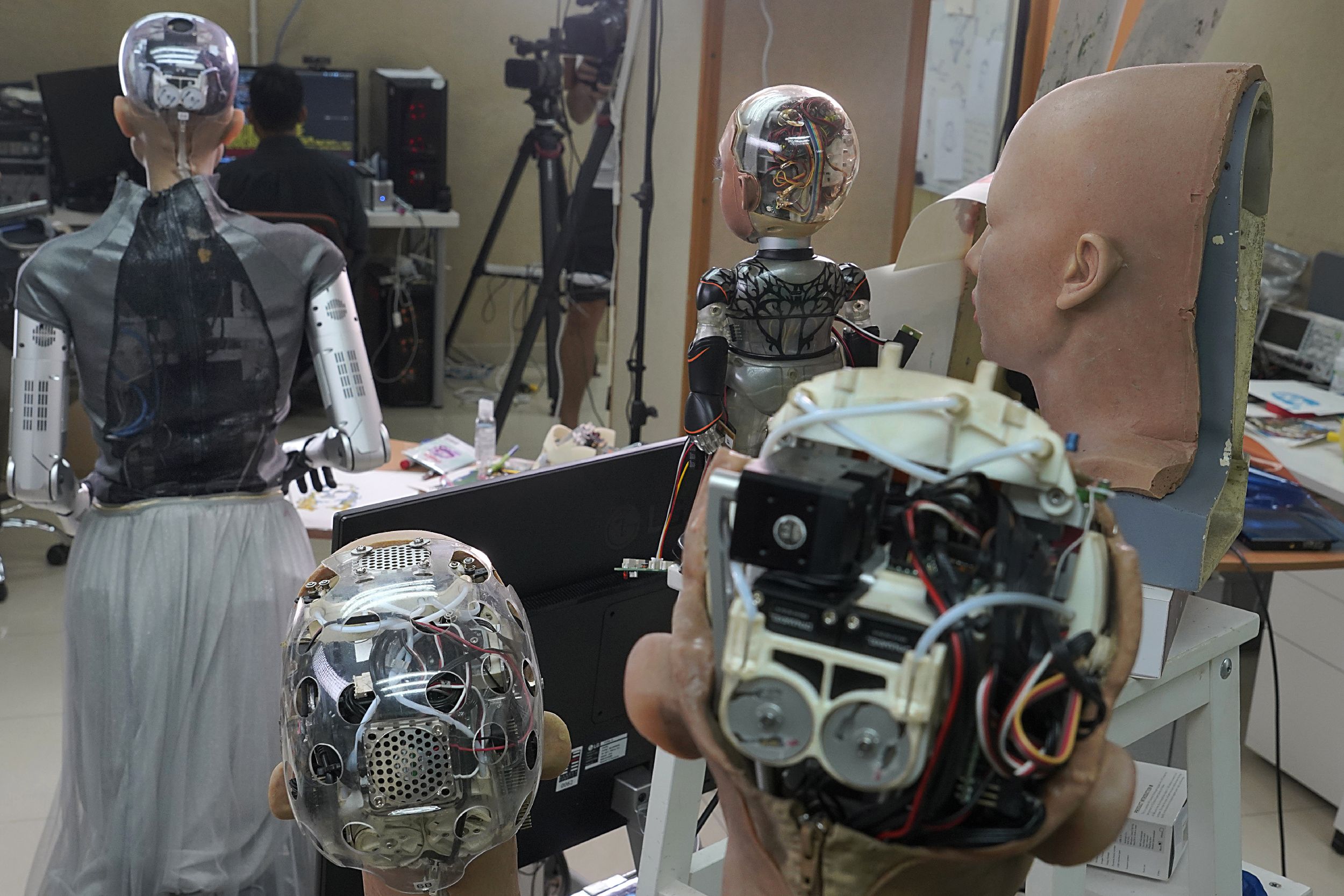 Robot artist sells art for $688,888, now eyeing music career