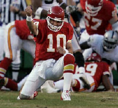 Kansas City Chiefs quarterback Trent Green throws the ball during