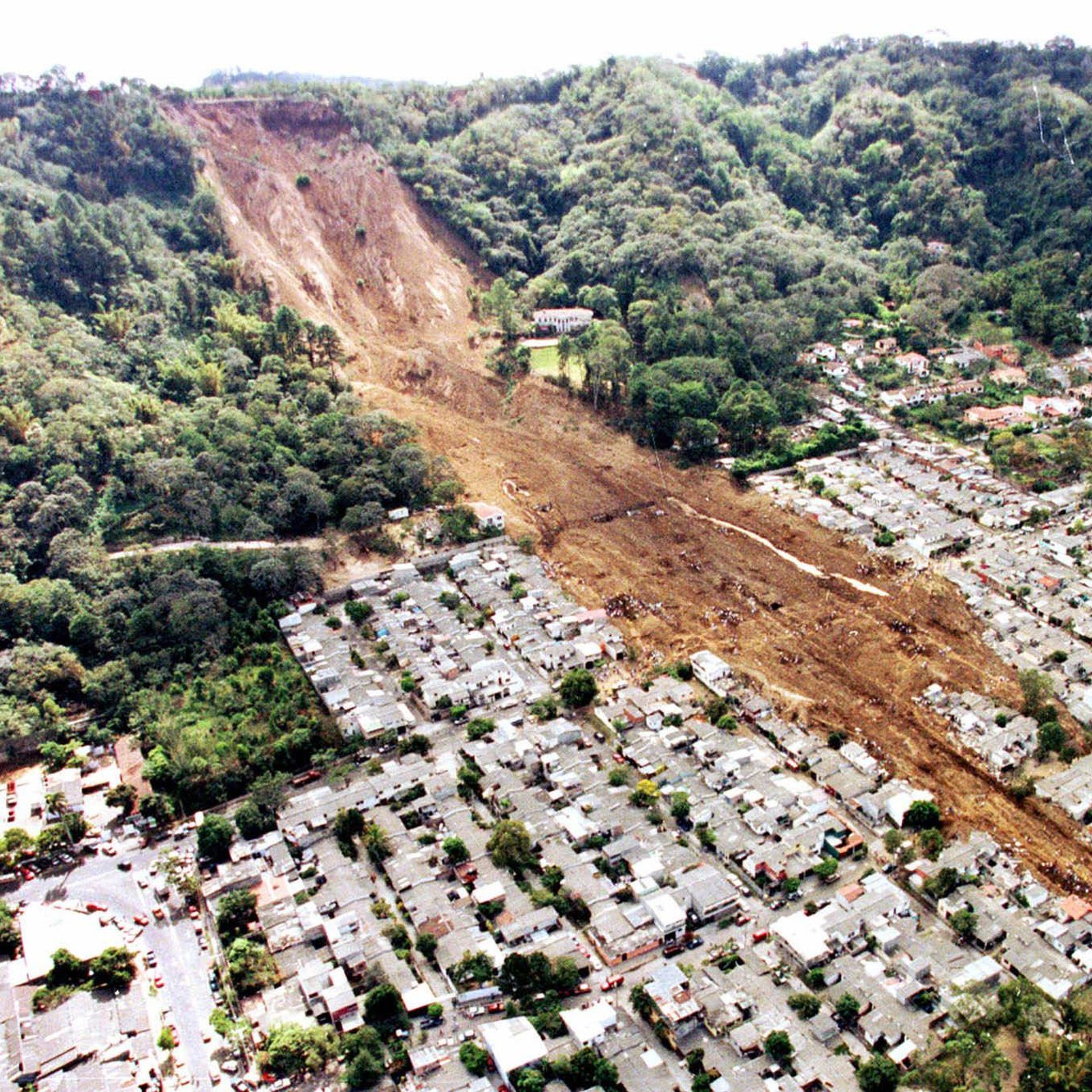 Сальвадор землетрясение. Сальвадор 2001 оползень. Самые разрушительные оползни. Heyelan.