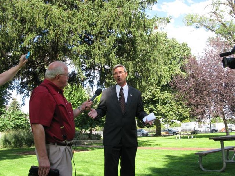Rex Rammell, GOP candidate for governor of Idaho, refuses to apologize for remarks about getting a hunting tag to hunt for President Obama, during a press conference in Boise on Tuesday. At left is NPR reporter Don Wimberly. (Betsy Russell / The Spokesman-Review)
