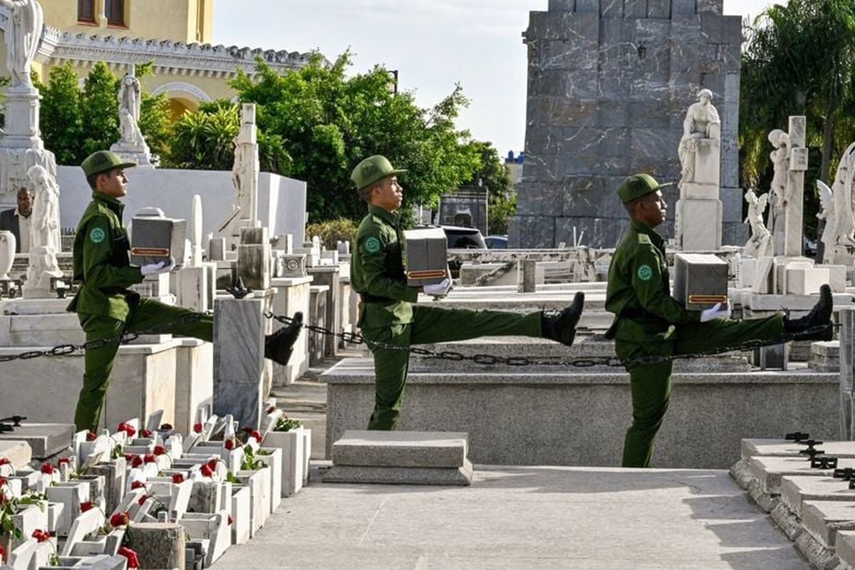 Members of the Cuban military honour guard carry urns containing the remains of soldiers killed in the U.S. strike and the capture of Venezuelan President Nicolas Maduro and his wife, Cilia Flores, in Caracas on January 3, during the funeral for Cuban soldiers at Colon Cemetery in Havana, Cuba, January 16, 2026. Adalberto Roque/Pool via REUTERS  (Adalberto Roque)