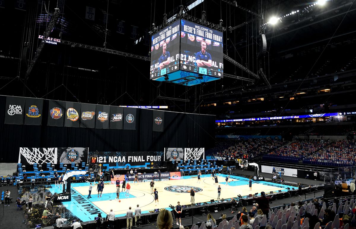 Gonzaga men practice at Lucas Oil Stadium in Indianapolis - April 2 ...