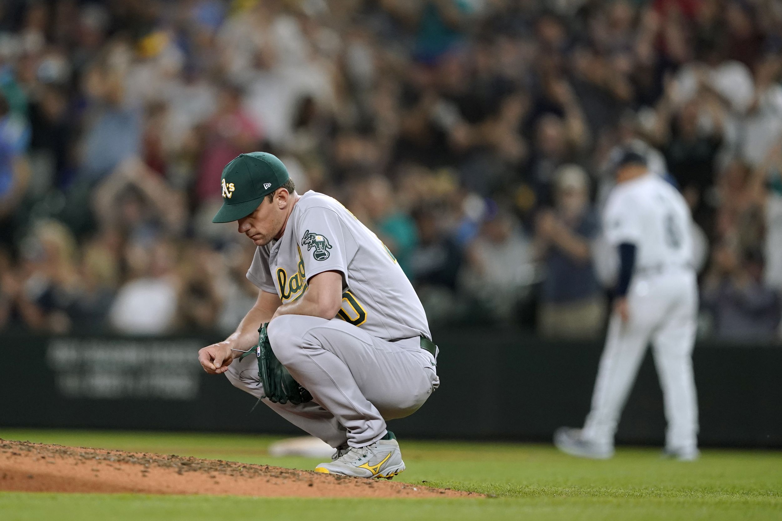 Mariners' Mitch Haniger left incredible flip over wall unscathed