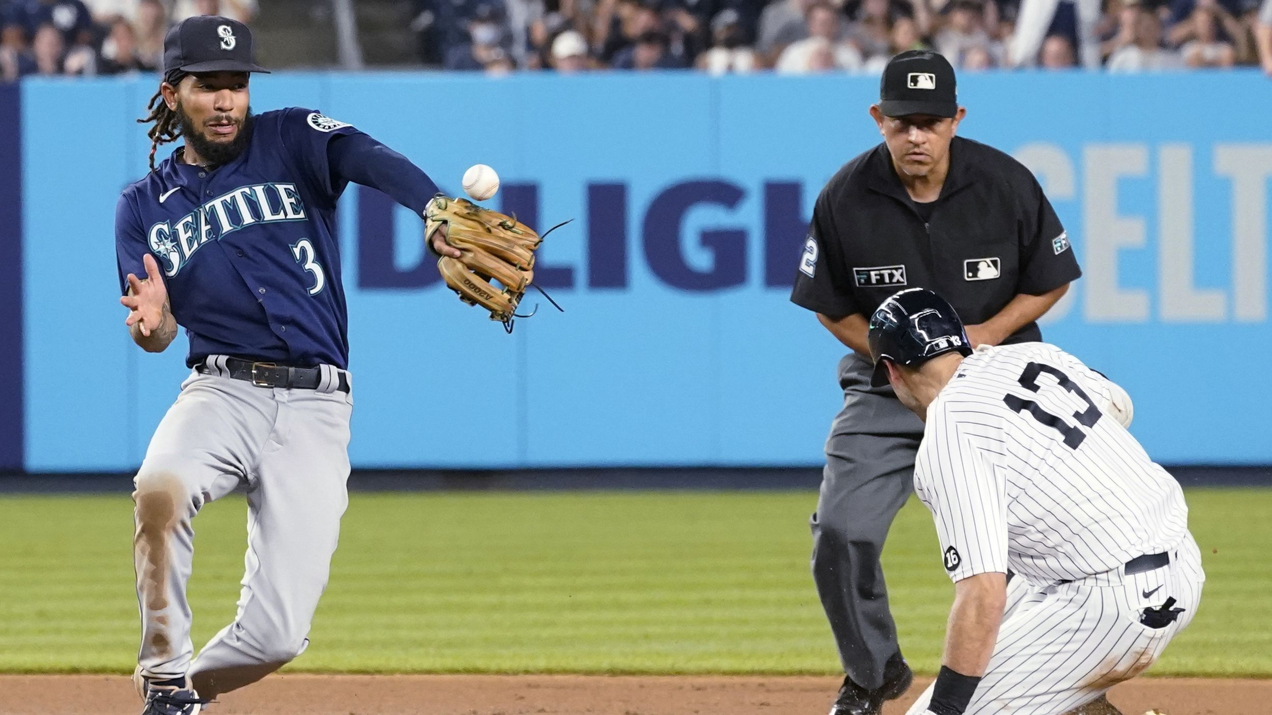 Short porch at Yankee Stadium haunts Mariners again in series