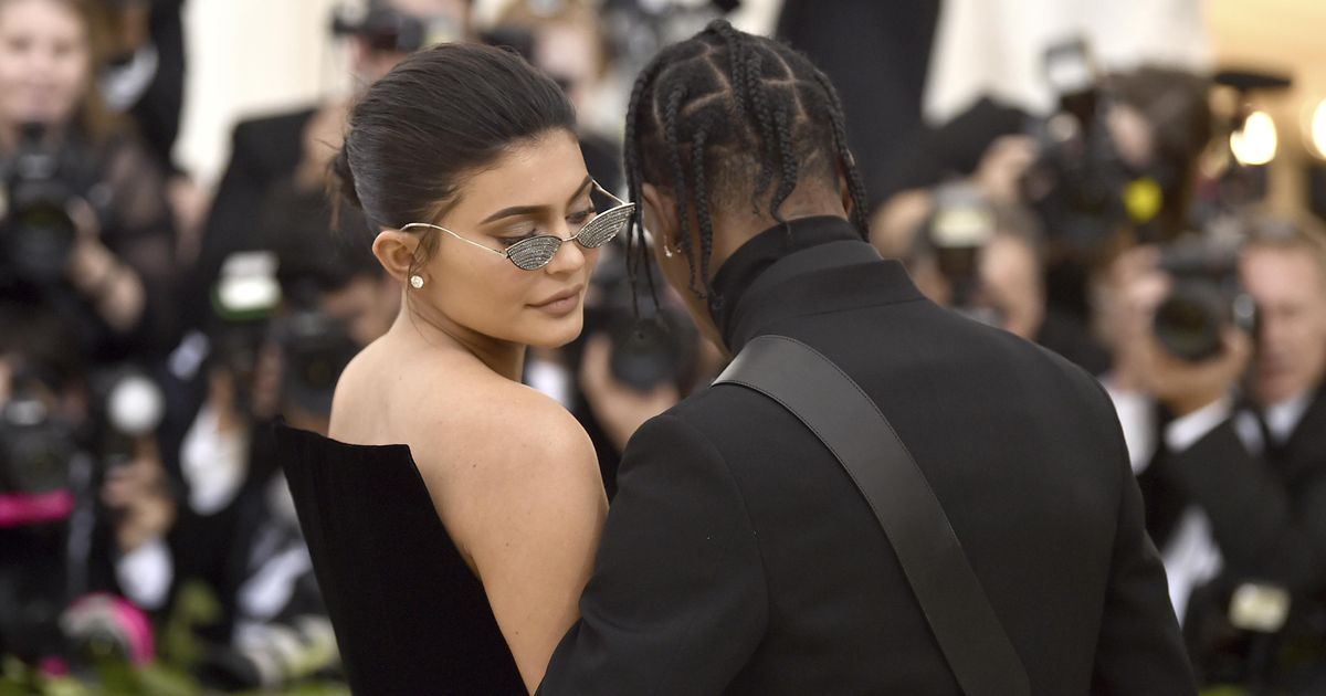 Отец кендалл дженнер. Кайли Дженнер Мэт Гала 2018. Kylie Jenner met Gala 2018. Кайли бал met Gala 2018. Трэвис Скотт мет Гала 2018.