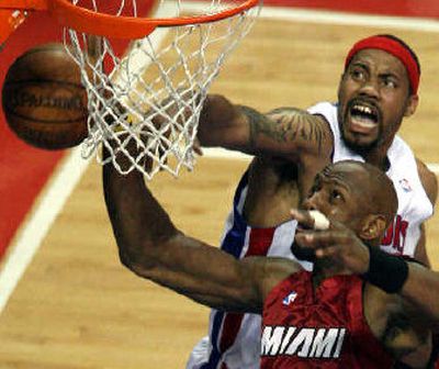 
Rasheed Wallace, top, tips the ball away from Alonzo Mourning.  
 (Associated Press / The Spokesman-Review)