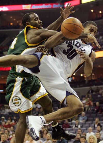 
Seattle's Mateen Cleaves, left, hacks Memphis' Dahntay Jones in the fourth quarter. 
 (Associated Press / The Spokesman-Review)