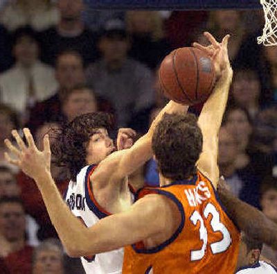 Adam Morrison goes to the basket as Pepperdine's Derick Grubb defends.
 (Christopher Anderson/ / The Spokesman-Review)