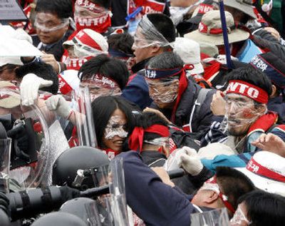 
Anti-WTO protesters from South Korea clash with Hong Kong police near the Hong Kong Convention and Exhibition Center on Wednesday. Hundreds of protesters pumped their fists in the air and shouted 