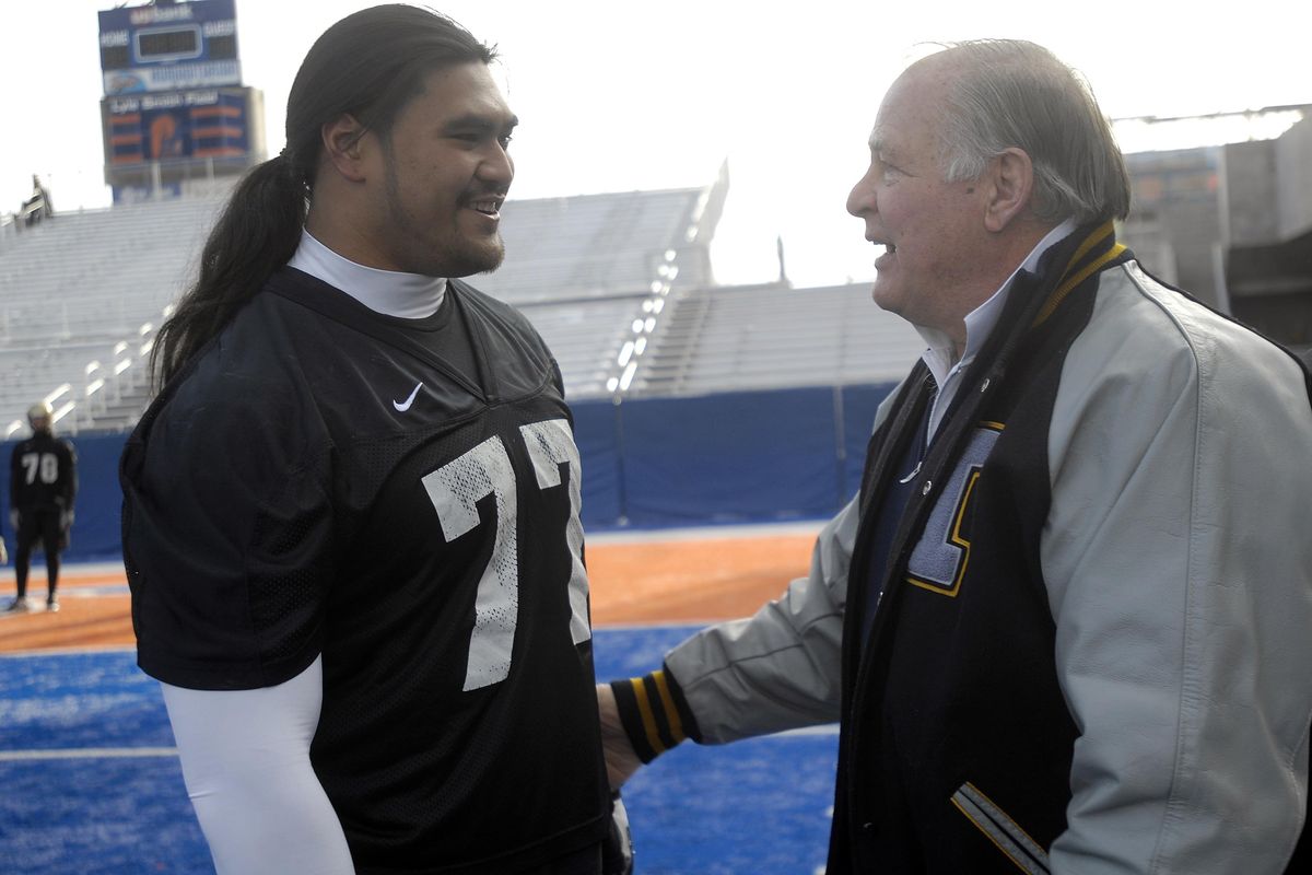 In this 2009 photo, Idaho guard Mike Iupati, left, visits with Jerry Kramer, a former All-American at Idaho, before a Vandals practice for the Humanitarian Bowl in Boise. Kramer is a member of the eight-man class of 2018 for the Pro Football Hall of Fame. (Charlie Litchfield / Associated Press)