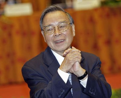 Phan Van Khai, former prime minister of Vietnam is greeted during the 7th national congress of the Vietnam Fatherland Front, VFF, Sept. 28, 2009 at the International Convention Center in Hanoi, Vietnam. (Chitose Suzuki / Associated Press)