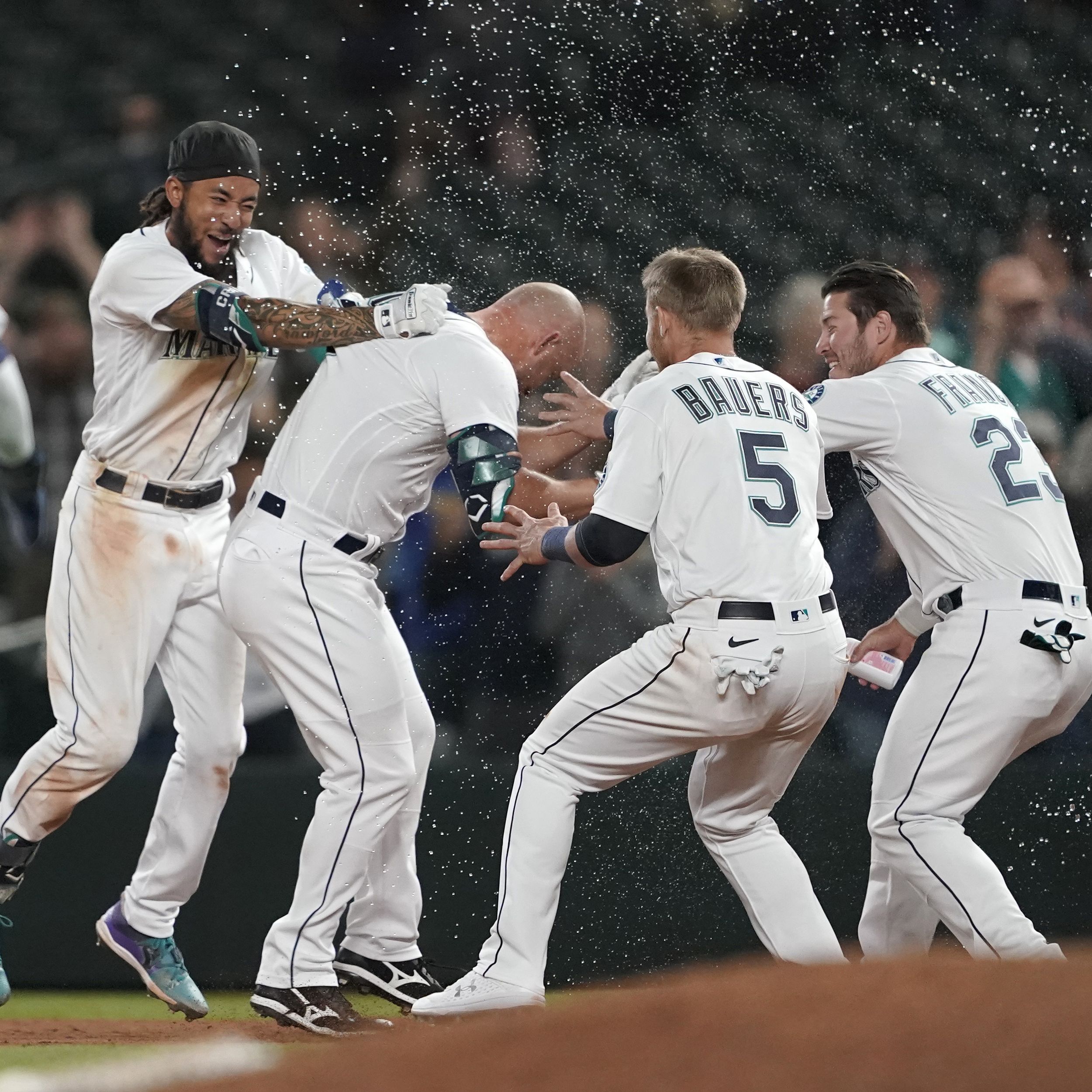 Kyle Seager lets the Mariners walk off the field winners against Rays