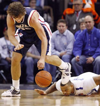 Associated Press Gonzaga’s Matt Bouldin steals the ball from Memphis’ Pierre Henderson-Niles on Saturday in Memphis. (Associated Press)