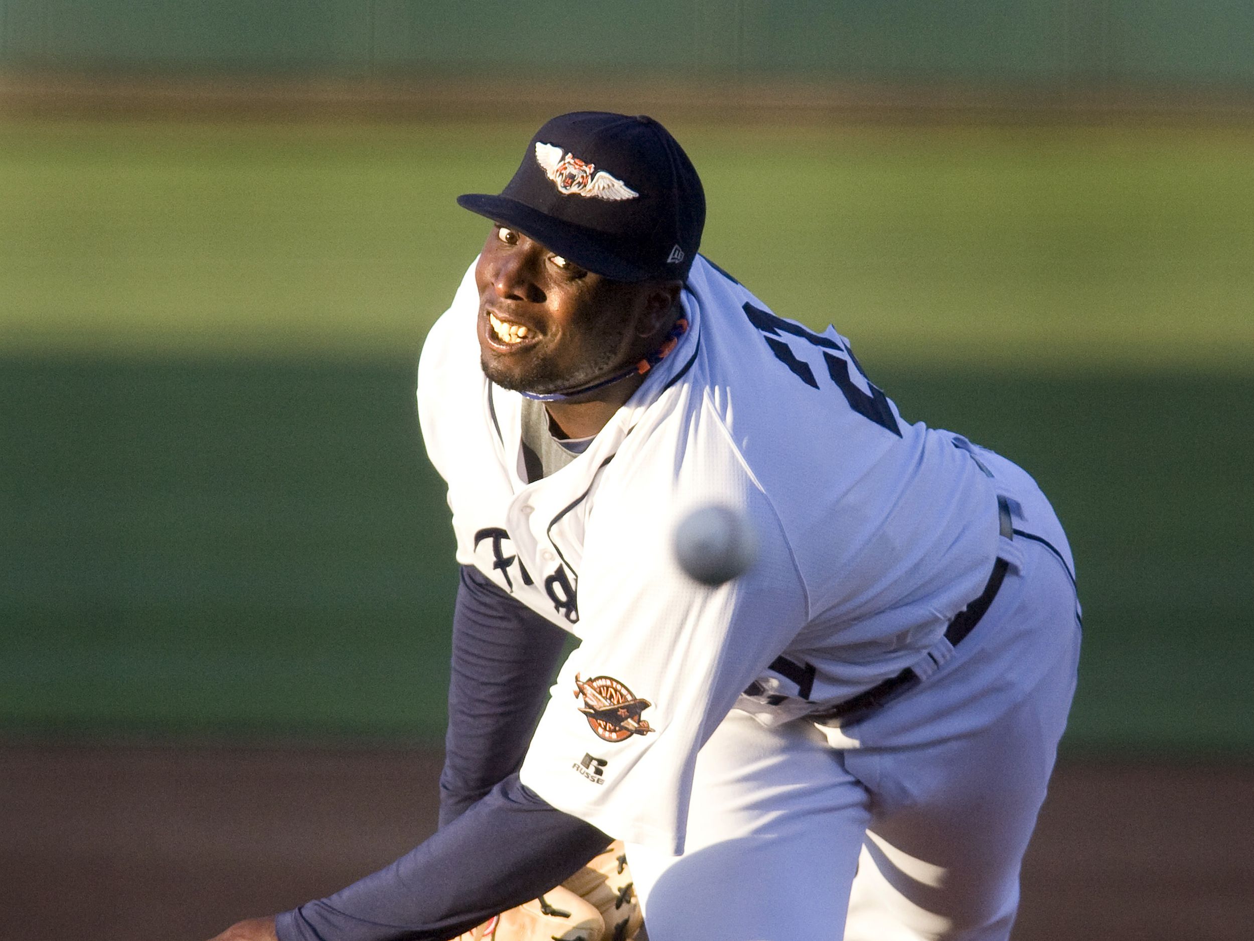 Dontrelle Willis, out of majors since 2011, joins Milwaukee