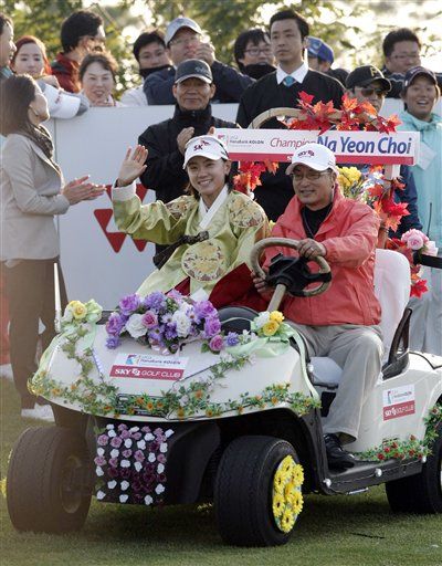 South Korean Choi Na-yeon, left on a cart, waves to the gallery following her victory on the LPGA's Hana Bank Kolon Championship golf tournament at the Sky72 Golf Club in Incheon, west of Seoul, South Korea, Sunday, Nov. 1, 2009.   (Ahn Young-joon / AP Photos)
