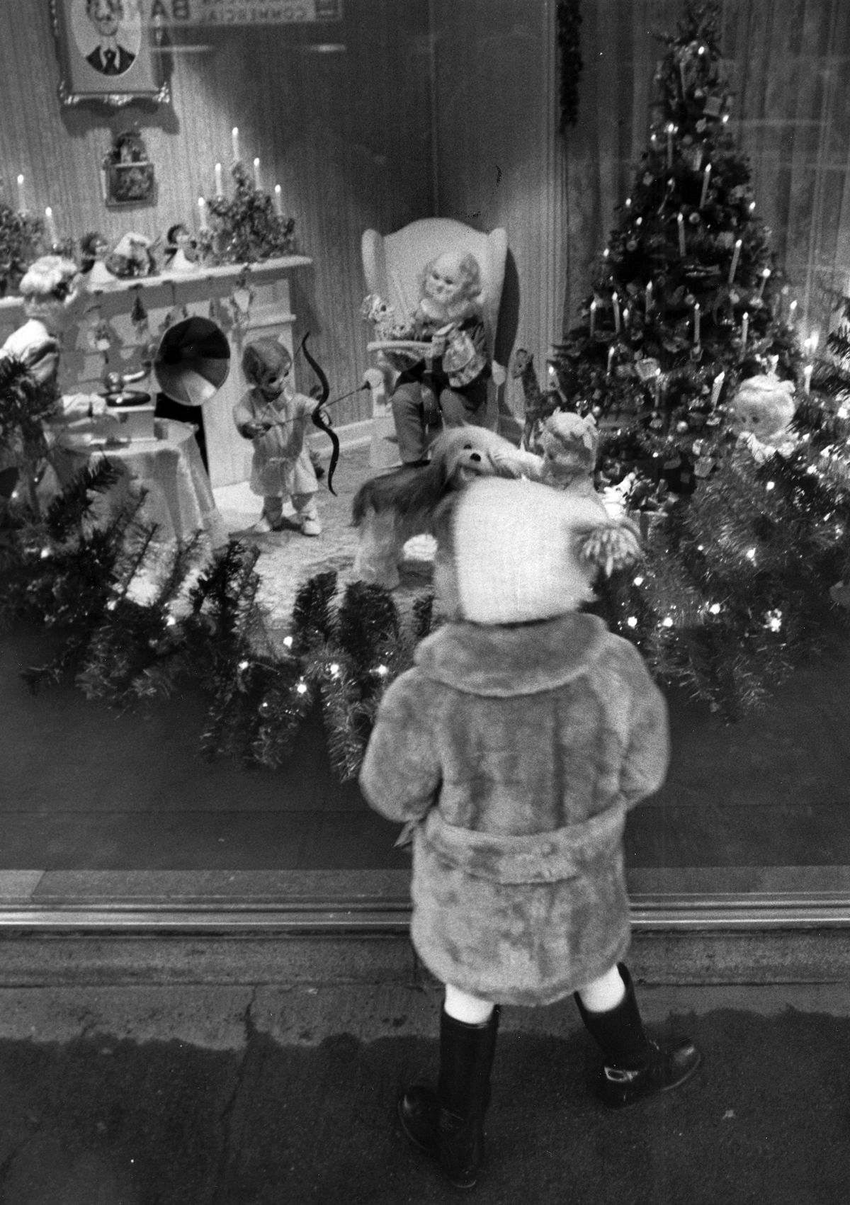 Window shopping at Crescent Department store. 1971 photo. (Photo Archive / The Spokesman-Review)