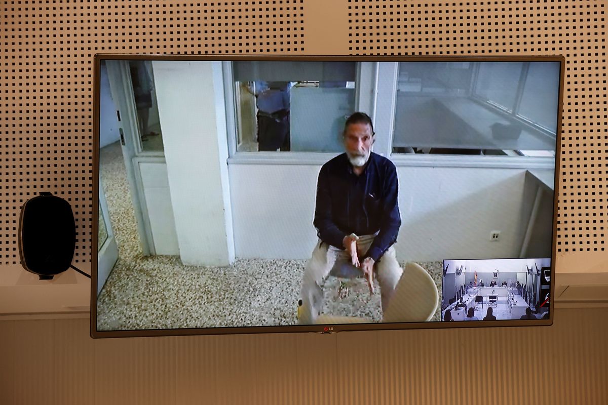 John McAfee, creator of McAfee antivirus software is seen on a screen while testifying via video during an extradition hearing at the National Court in Madrid, Spain, on June 15, 2021. McAfee has been found dead on Wednesday June 24, 2021, in his jail cell near Barcelona in an apparent suicide, hours after a Spanish court approved his extradition to the United States to face tax charges which may have been punishable by decades in prison. Inset photo bottom right is a view of the courtroom.  (Chema Moya)