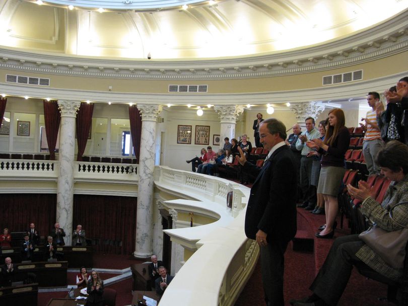 Retiring Legislative Services Director Jeff Youtz waves as the Senate applauds him on Thursday (Betsy Russell)