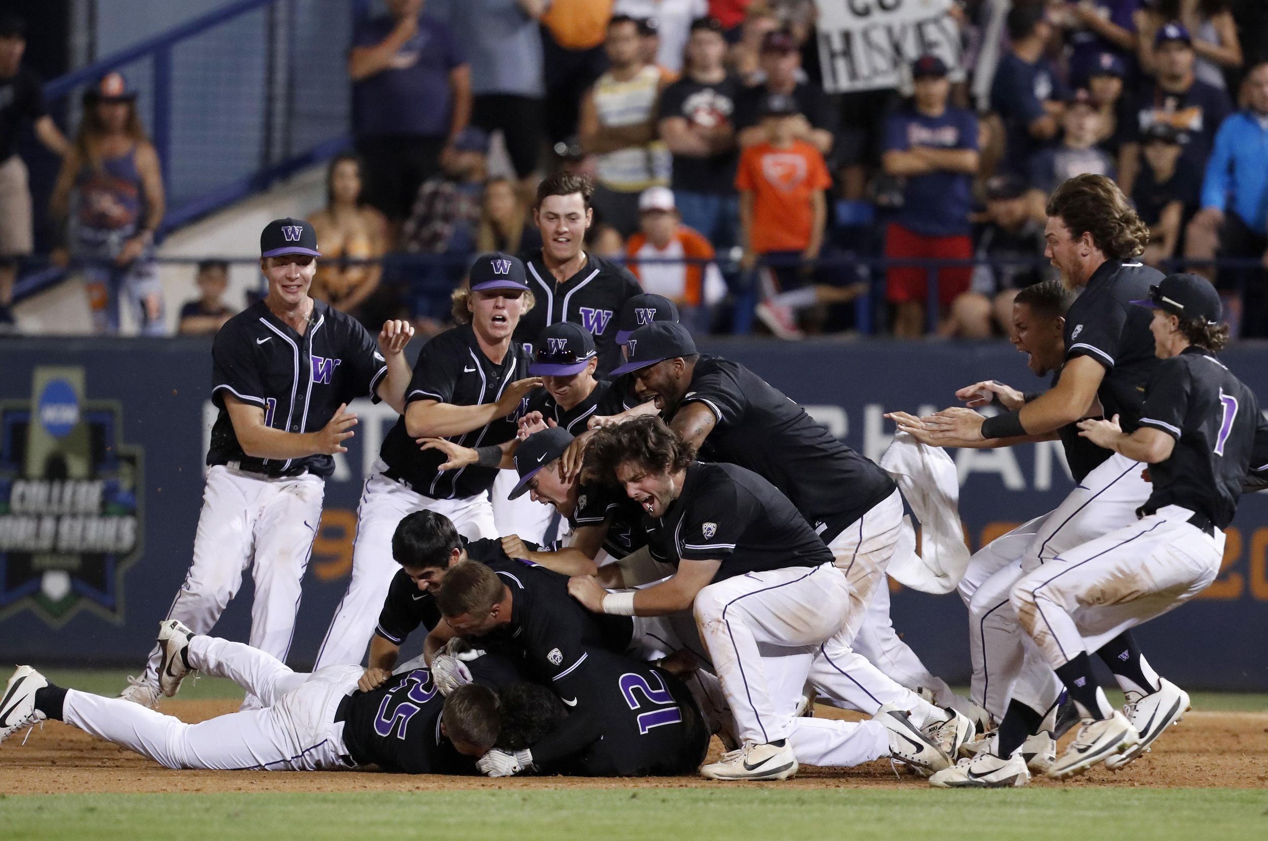 Washington Huskies win in 10th to advance to CWS for first time The