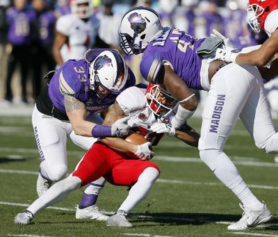 James Madison linebacker Gage Steele (33) and defensive lineman Darrious Carter (47) stop Youngstown State running back Jody Webb (20) at the line of scrimmage on a carry in the first half of the FCS championship NCAA college football game, Saturday, Jan. 7, 2017, in Frisco, Texas. (Tony Gutierrez / Associated Press)