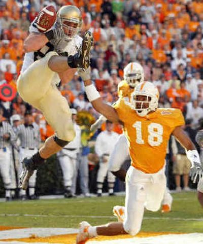 
Notre Dame tight end Anthony Fansano, left, bobbles the ball but makes the catch for TD.
 (Associated Press / The Spokesman-Review)