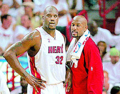 
Heat centers Shaquille O'Neal (32) and Alonzo Mourning appear to be in disbelief.
 (Associated Press / The Spokesman-Review)