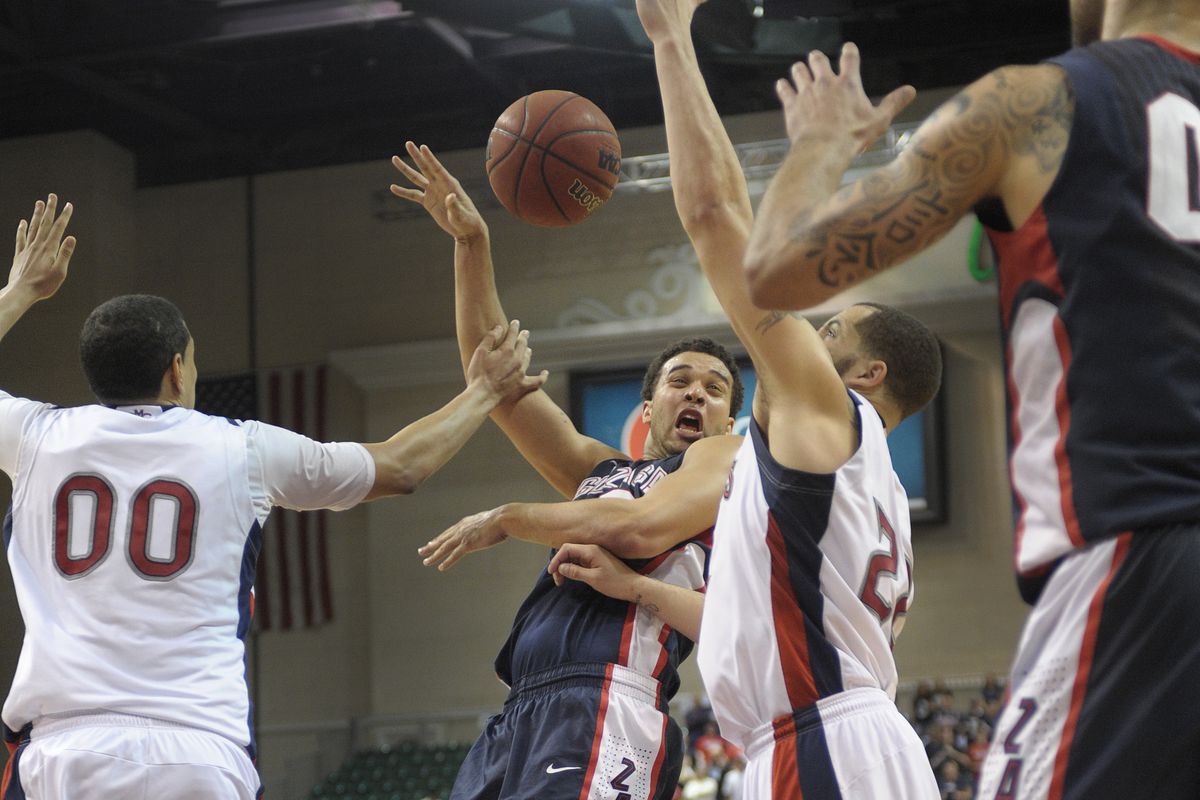 Elias Harris of Gonzaga, center, tries to pass to Rob Sacre, far right, over the defense of Brad Waldow, left, and Rob Jones of Saint Mary