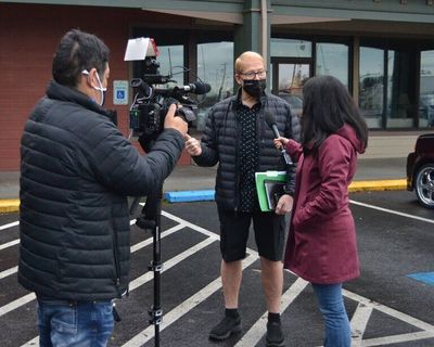 CNN senior national correspondent Kyung Lah interviews Sequim Mayor William Armacost after a “Coffee with the Mayor” session Thursday morning. (Matthew Nash/Sequim Gazette)