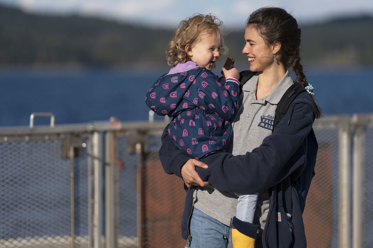 Rylea Nevaeh as Maddy and Margaret Qualley as Alex in "Maid."  (Ricardo Hubbs/Netflix)