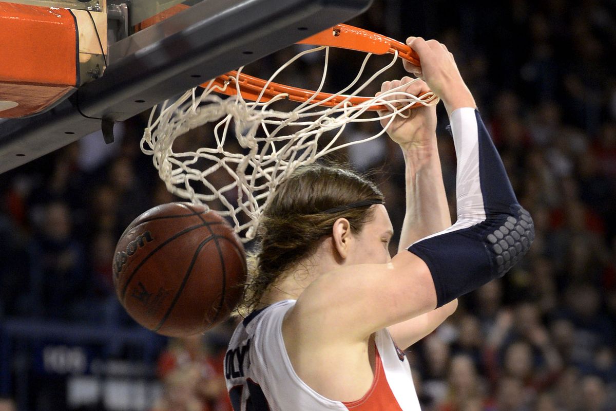 Kelly Olynyk led the way for the Gonzaga big men, finishing with 14 points – highlighted by this razzle-dazzle dunk – and seven rebounds. (Colin Mulvany)