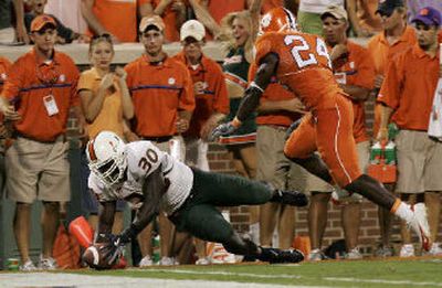 
Miami's Tyrone Moss dives into the end zone to win game. 
 (Associated Press / The Spokesman-Review)