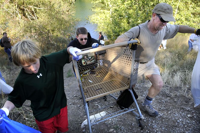 The seventh annual Spokane River Cleanup lures 750 volunteers. Story: Page B1 Slide show: spokesman.com  (Dan Pelle / The Spokesman-Review)