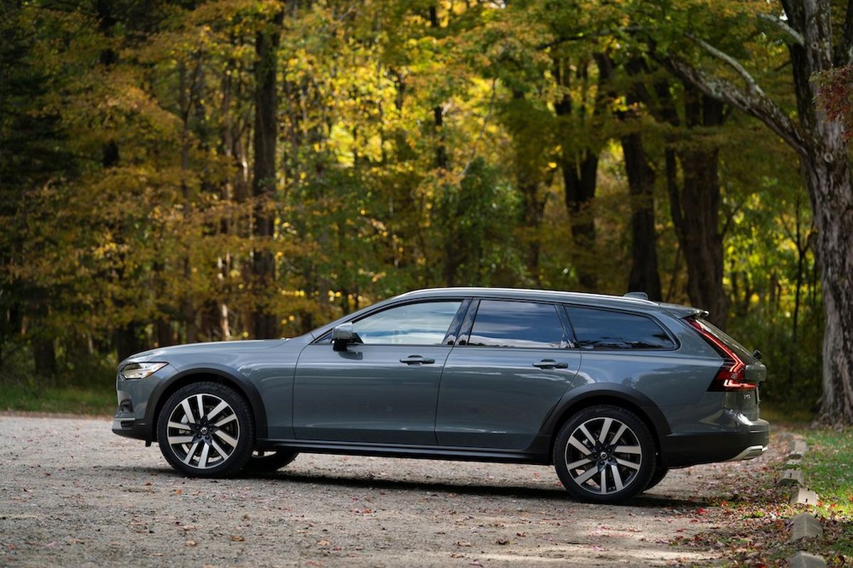 21 Volvo V90 Cross Country T6 Awd Volvo S Lifted Midsize Wagon Expresses Elegance And Utility The Swedish Way The Spokesman Review