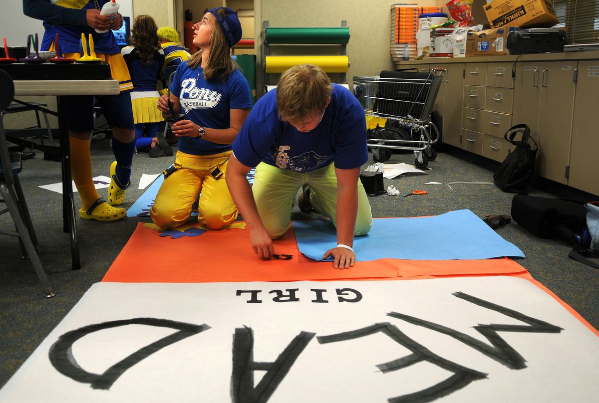 Ali Smith, 15, and Joey Farley, 17,  prepare posters during the first day of classes at Mead High School on Tuesday.  (Rajah Bose / The Spokesman-Review)
