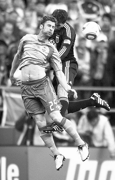 Sounders’ Pat Noonan, left, battles for ball against a D.C. United player in the final match before the MLS breaks for the World Cup.  (Associated Press)