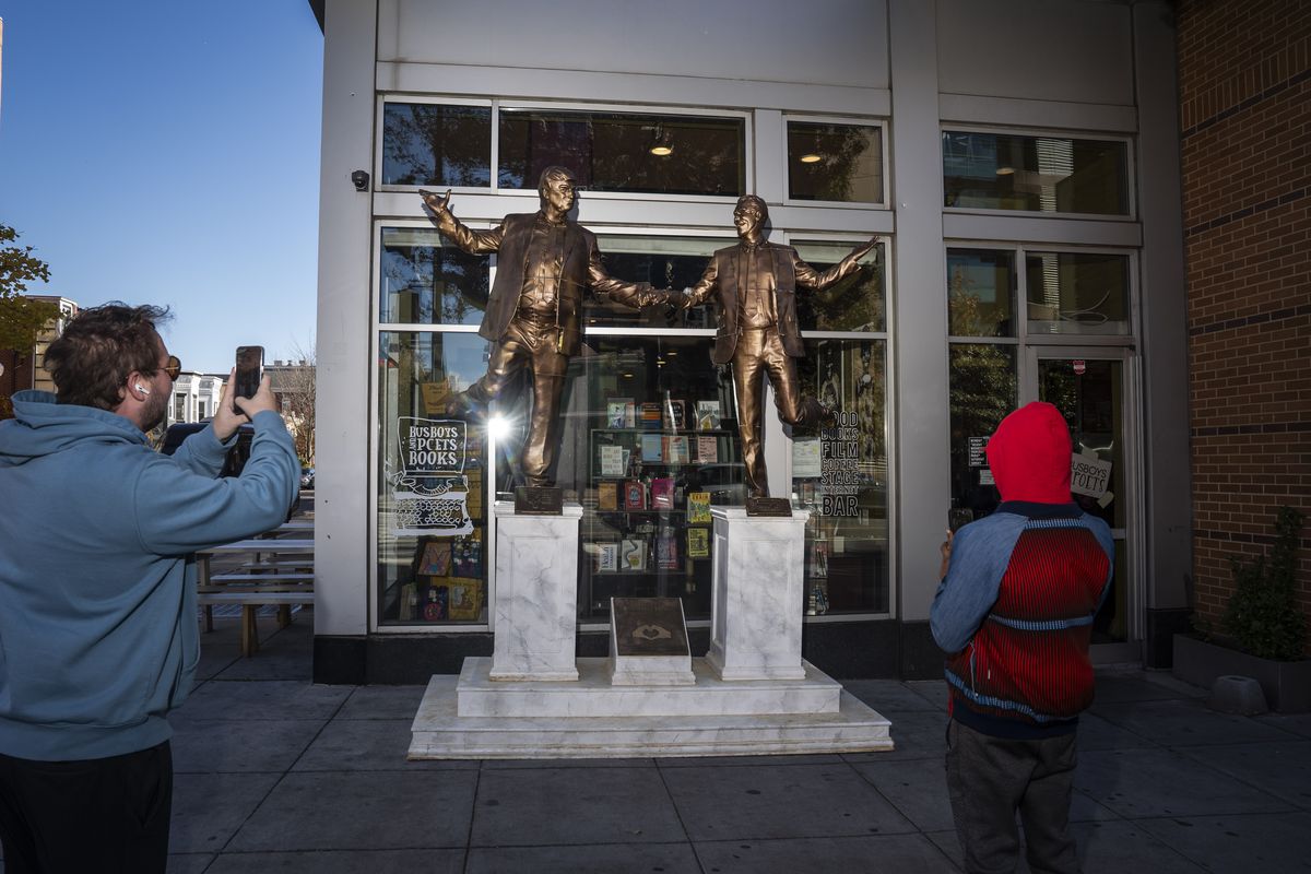 The Trump-Epstein statue returns Thursday outside Busboys and Poets in Northwest Washington. MUST CREDIT: Jabin Botsford/The Washington Post (Jabin Botsford/The Washington Post)