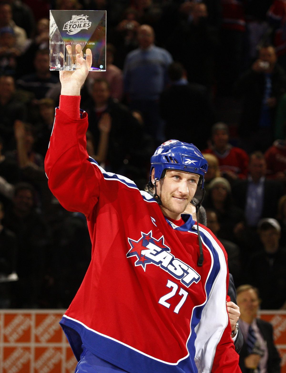 Montreal’s Alexei Kovalev holds up his MVP trophy. (Associated Press / The Spokesman-Review)