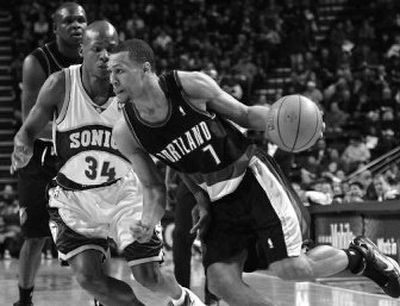 
Portland Trail Blazers' Brandon Roy, right, drives on Seattle SuperSonics Ray Allen. 
 (Associated Press / The Spokesman-Review)