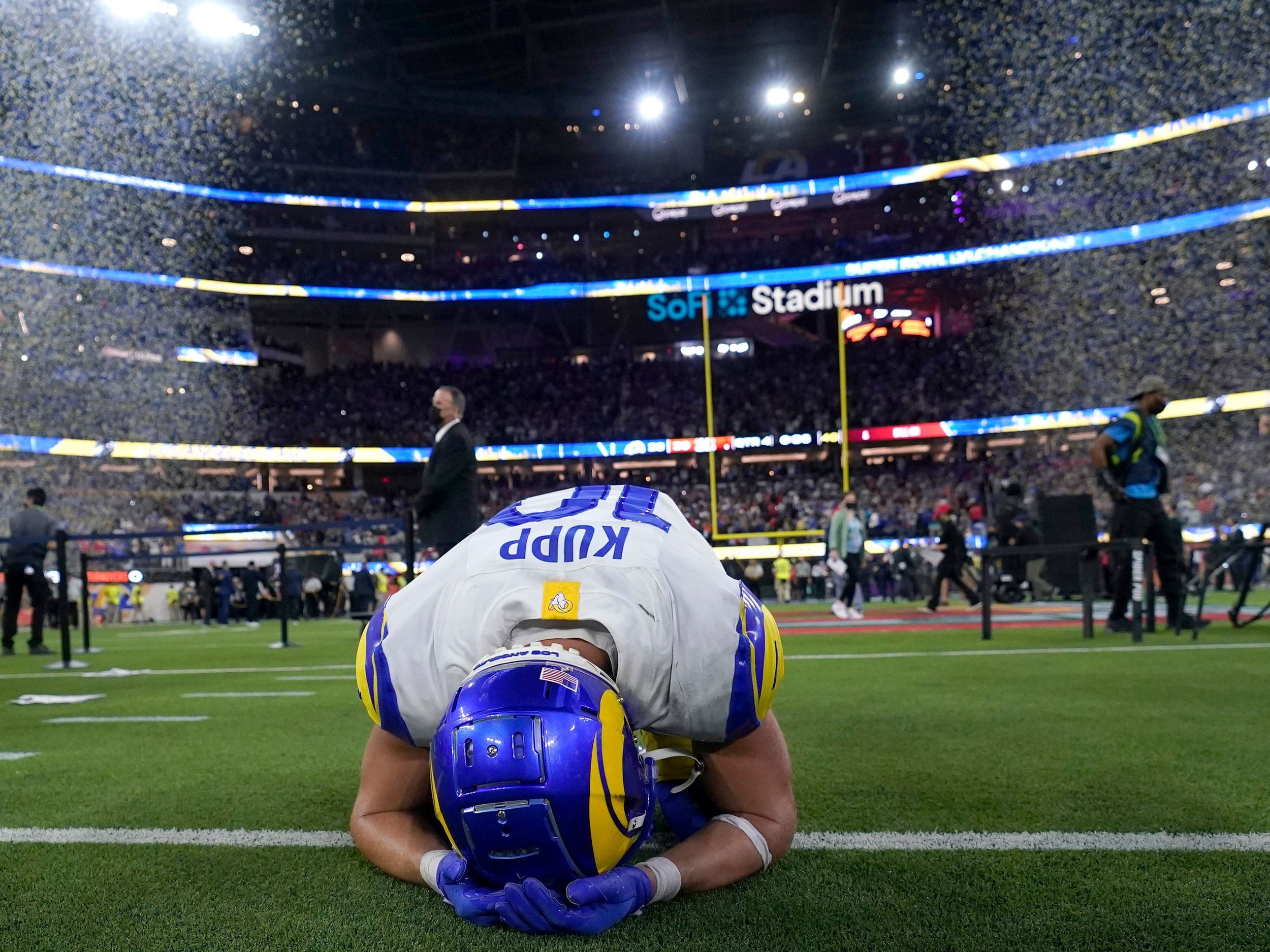 Super Bowl 2022: Rams take late lead on Cooper Kupp touchdown, stop Bengals  to seal title - Newsday