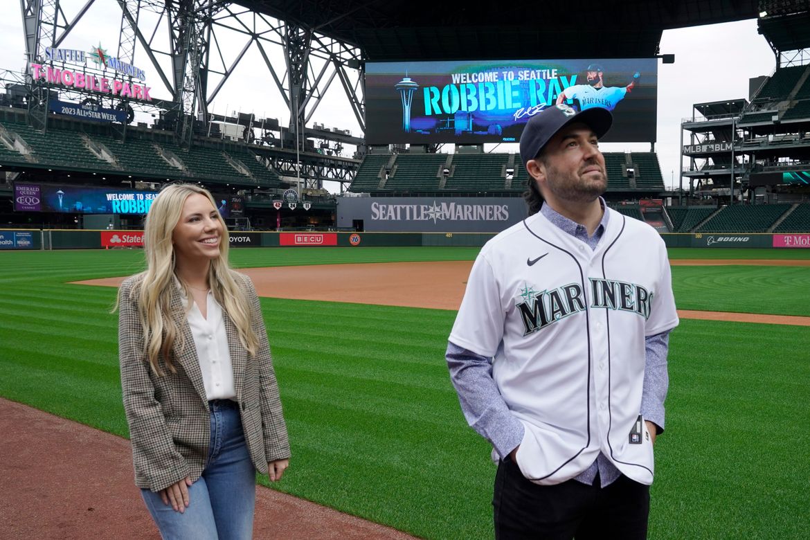Seattle Mariners pitcher Robbie Ray and his wife Taylor pose for a