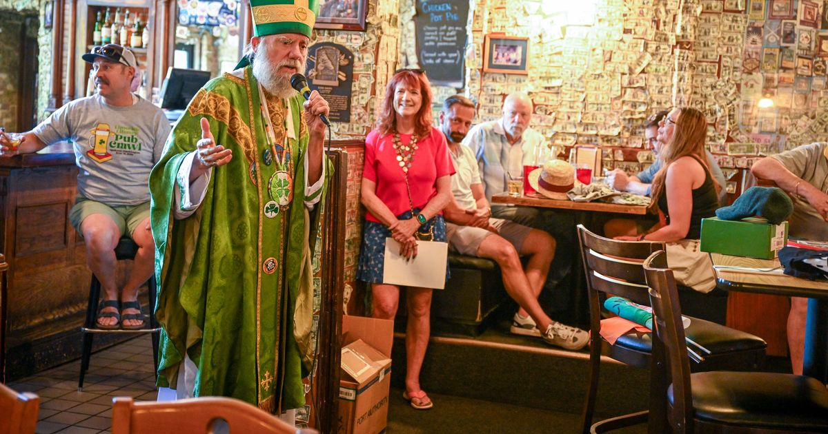 Limerick Literary Pub Crawl honors Irish roots of Bloomsday