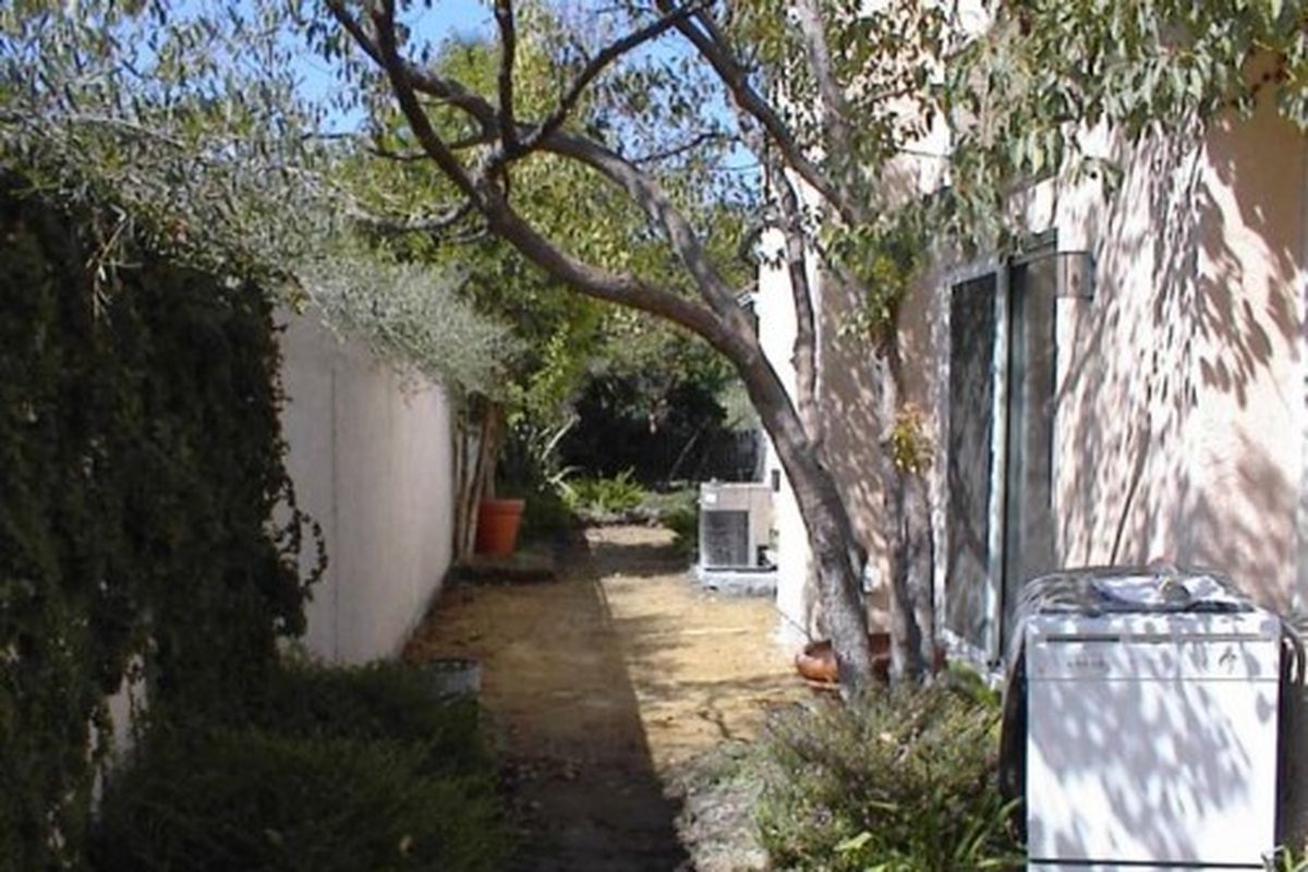 Before Los Angeles landscape designer Shirley Bovshow got her hands on this side yard, its most noticeable feature was an abandoned dishwasher. Click the next photo to see the "after" shot. (Image courtesy of Shirley Bovshow, www.edenmakersblog.com) (www.edenmakersblog.com)